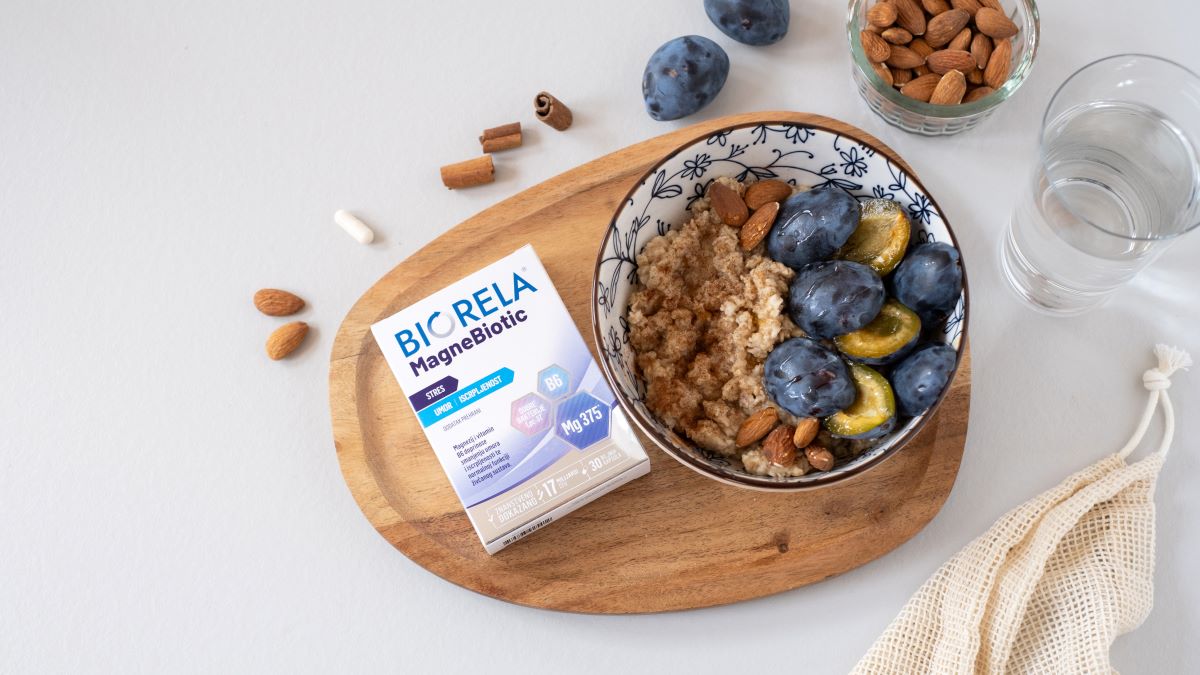 Prosena kaša s slivami in cimetom za jutranjo dozo vitaminov in mineralov